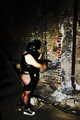 Sklavin in Latex und Ketten im Gruselturm