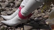 Nelly gefesselt am Fluss 2/2