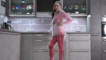 Miss Amira in transparentem Plastik Anzug und Hunter Regenjacke Part 1