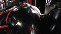 Latex Sissy wird gefickt