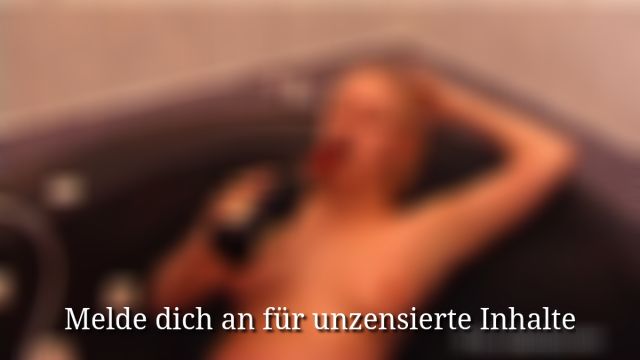 Sekt Spiele im Whirlpool