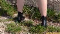 139004 Stunning Linda Ray Indulges In Some Erotic Posing And Peeing