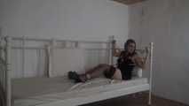 Ayu mit Seilen ans Bett gefesselt 2/2