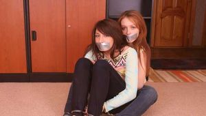 Außerordentliche Szene Bondage mit Satisfaction Girl und Alexa.