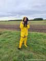Miss Amira unterwegs im Friesennerz, gelber Regenlatzhose und Gummistiefel