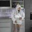 Miss Francine in sexy Lackshorts, weißer K-Way Regenjacke und transparentem Regenanzug