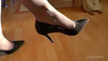 Black pumps