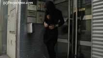 068050  Ling Pees From A Doorway