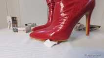 Crushing in rot Overknees auf Tisch