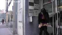068050  Ling Pees From A Doorway