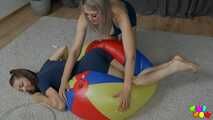 1412 Zwei Frauen ein Ball