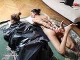 Elvina & Sara - Seil hogties und Müllbeutel 05