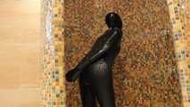 Gummipuppe unter der Dusche