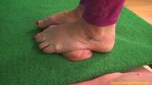Julia-Eva' feet vs Mr facefloor