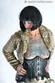 Tattoogirl Cleo in roten Stiefeln