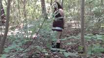 Ivana mit Klebeband an einen Baum gefesselt 2/3