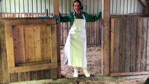 Die Herrin in Gummischürze und weissen Gummistiefeln ein kurzer Clip für meine Liehbaber des Fetischs
