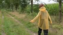 Miss Petra macht einen Spaziergang in Hunter Regenjacke und Regenhose (wiederholte Version)