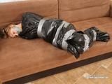 Iren in Müllsack verpackt (3)