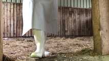 Die Herrin in Gummischürze und weissen Gummistiefeln ein kurzer Clip für meine Liehbaber des Fetischs