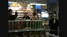 Nackt an der Tankstelle