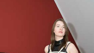 Miss J wird in einem Lack Outfit gefesselt und geknebelt