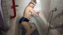watch Sonja taking a bath enjoying her nylon Shorts