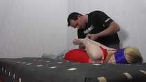 Sarah wird im hogtie gekitzelt
