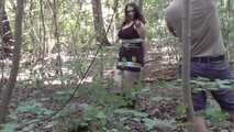 Ivana mit Klebeband an einen Baum gefesselt 2/3