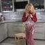 Miss Alice im Nylon Regenanzug und transparentem Regenanzug mit Latzhose