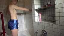 watch Sonja taking a bath enjoying her nylon Shorts