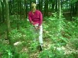 Mit Hand - und Fußschellen im Wald spazieren