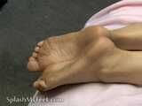 Jerking off on her barefoot soles