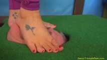 Julia-Eva' feet vs Mr facefloor