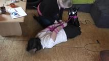 Susan mit pinken Seilen gefesselt 2/2