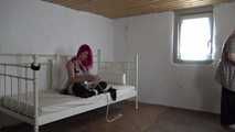 Lana in Seilen auf dem Bett 2