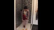 Miss Francine in AGU Regenjacken und transparentem Regenanzug in der Dusche