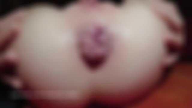 Die Rosette wird richtig geil rausgestreckt und wieder eingezogen und Fotze gerubbelt