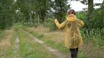 Miss Petra macht einen Spaziergang in Hunter Regenjacke und Regenhose (wiederholte Version)