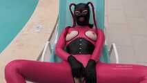 Gummiepuppes Dildospiele am Pool