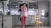 Miss Amira in transparentem Plastik Anzug und Hunter Regenjacke Part 1