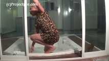 089006, 121001, 122001, 122001, 123001,124001 Five Young Mexican Girls Taking Turns To Pee In The Jacuzzi