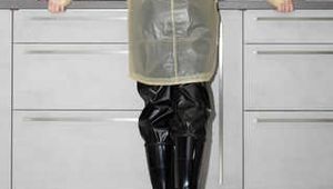 Schmuddelwedda Regenmantel mit Lady Nadja