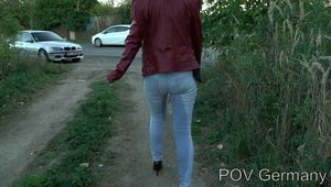 Ein schüchternes Jeans Mädchen in der Natur