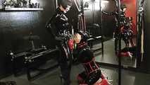 Latex Sissy wird gefickt