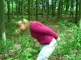 Mit Hand - und Fußschellen im Wald spazieren