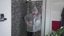 Miss Amira in einem Plastik Sauna Anzug aht etwas Spaß unter der Dusche