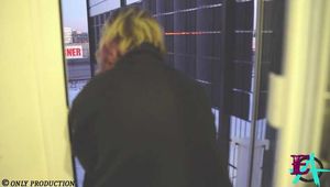 Strafspaziergang auf dem verschneiten Hoteldach