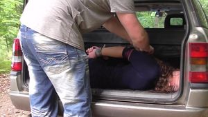 Lady X im hogtie mit Tüchern 1/2