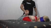 Sarah wird im hogtie gekitzelt